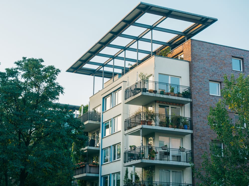 Edificio de departamentos con balcones y áreas verdes