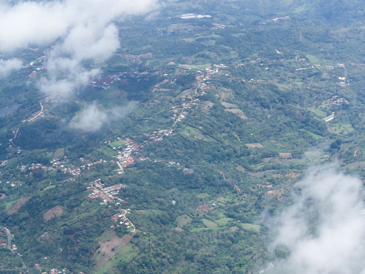 Vista aérea de un valle con poblaciones dispersas