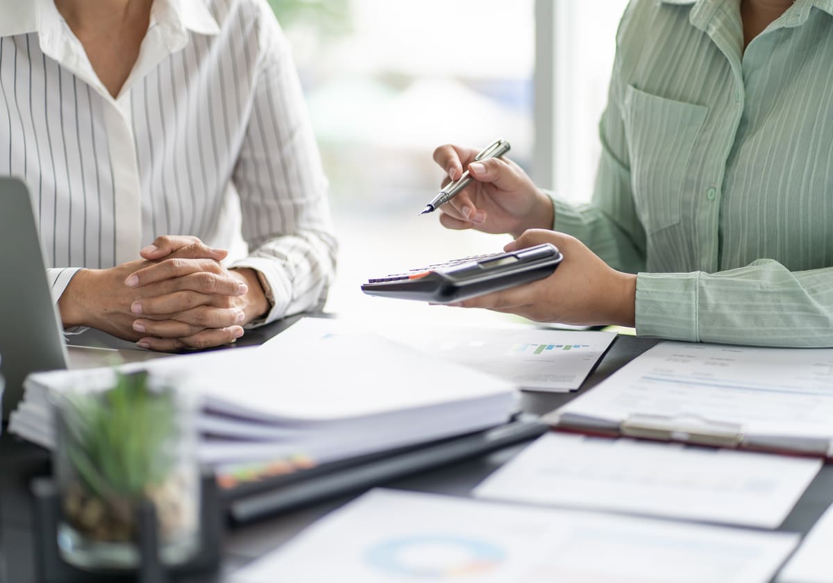 Dos asesoras revisando documentos de una operación inmobiliaria