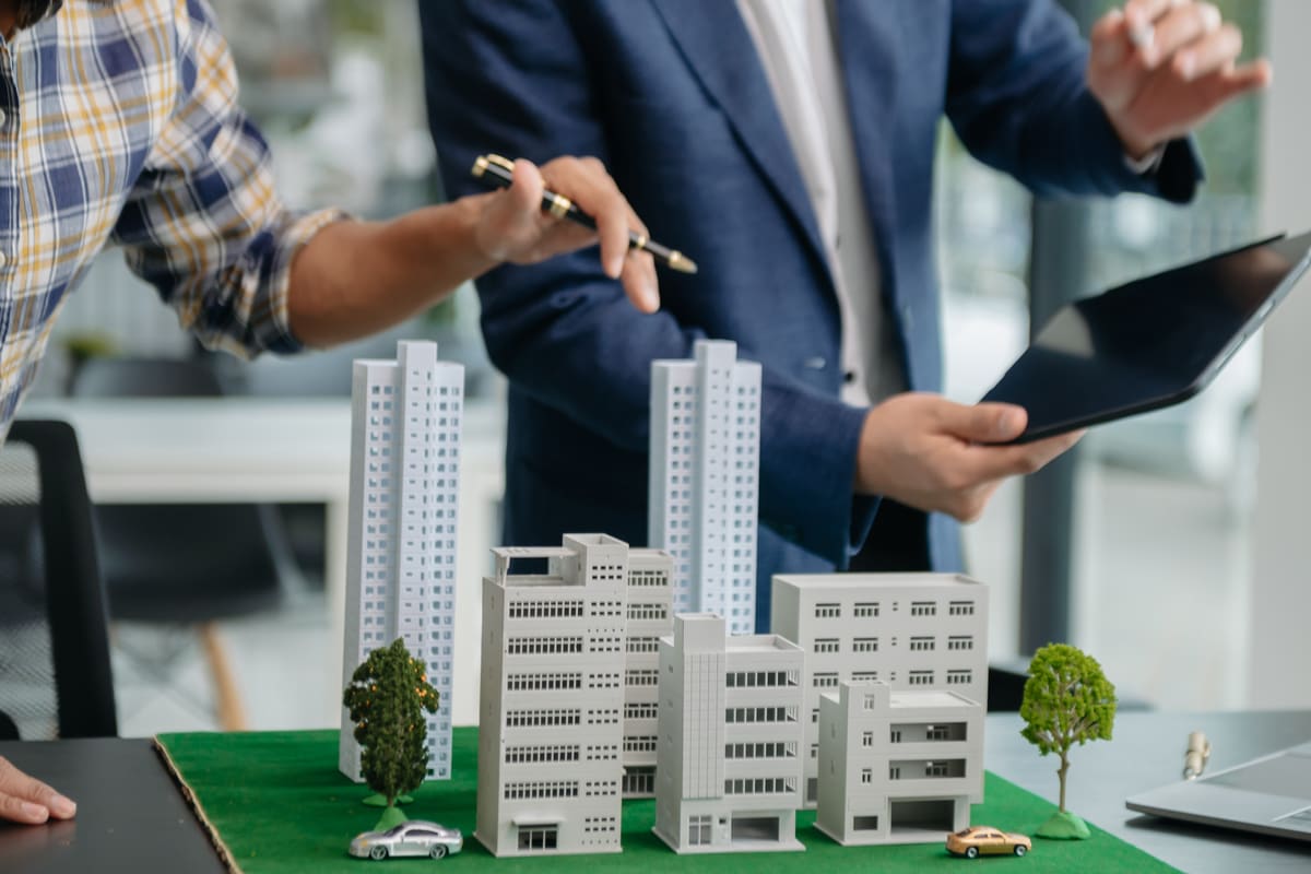 Maqueta arquitectónica de un desarrollo revisada por un arquitecto