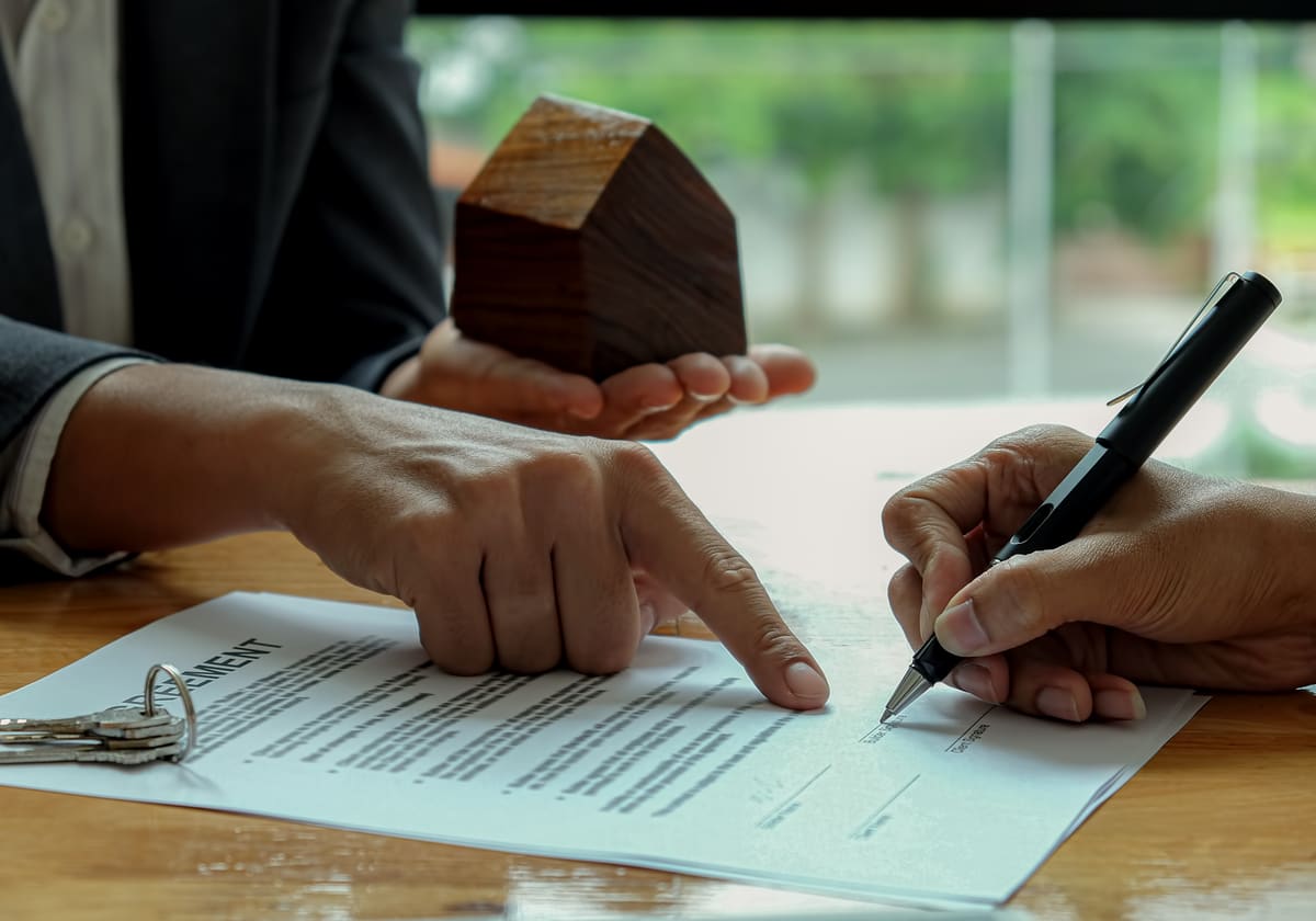 Firma de un contrato de compraventa inmobiliaria