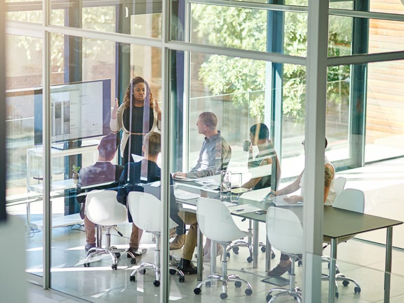 Oficinas comerciales con muros de cristal