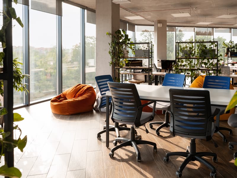 Espacio de coworking con estaciones de trabajo compartidas
